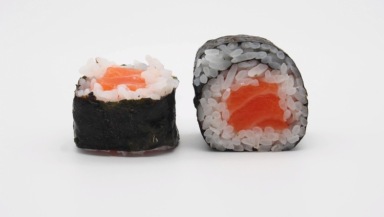Spicy Salmon Sushi Roll - Sushi Recipe