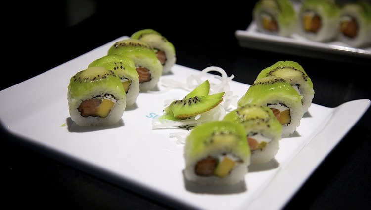 Tuna, Avocado and Kiwi Sushi Roll - Sushi Recipe